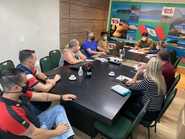 Reunião da prefeitura para debater medidas sanitárias para os shows de Porto Belo da Abertura de Verão.