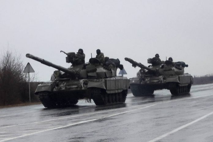 Tanques russos invadem Ucrânia.