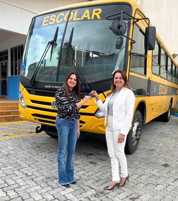 Prefeita Nilza Simas entrega ônibus