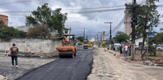 Governo de Porto Belo inicia colocação do asfalto na Rua Lúcio José Airoso, no Bairro Vila Nova