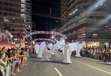 Desfile de Natal de Itapema lota a Meia Praia e celebra talento da comunidade