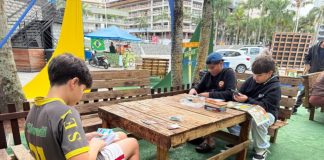 Troca de figurinhas da Copa movimenta a Praça da Paz em Itapema