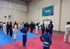 Lenda mundial do Jiu-Jitsu, mestre Hélio Soneca ministra aula para alunos em Itapema