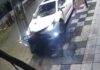Médica invade rua estratégica na contramão, derruba estruturas e causa interdição em cidade de SC