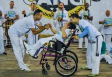 Professor das Oficinas Culturais de Itapema recebe homenagem por trabalho com capoeira inclusiva