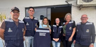 Assistência Social de Itapema entrega novos coletes para identificação das equipes